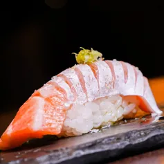 Niguiri de Barriga de Salmão (4 peças)